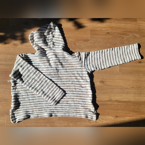 Medium/Large beachy hooded long-sleeve - Picture 2 of 3